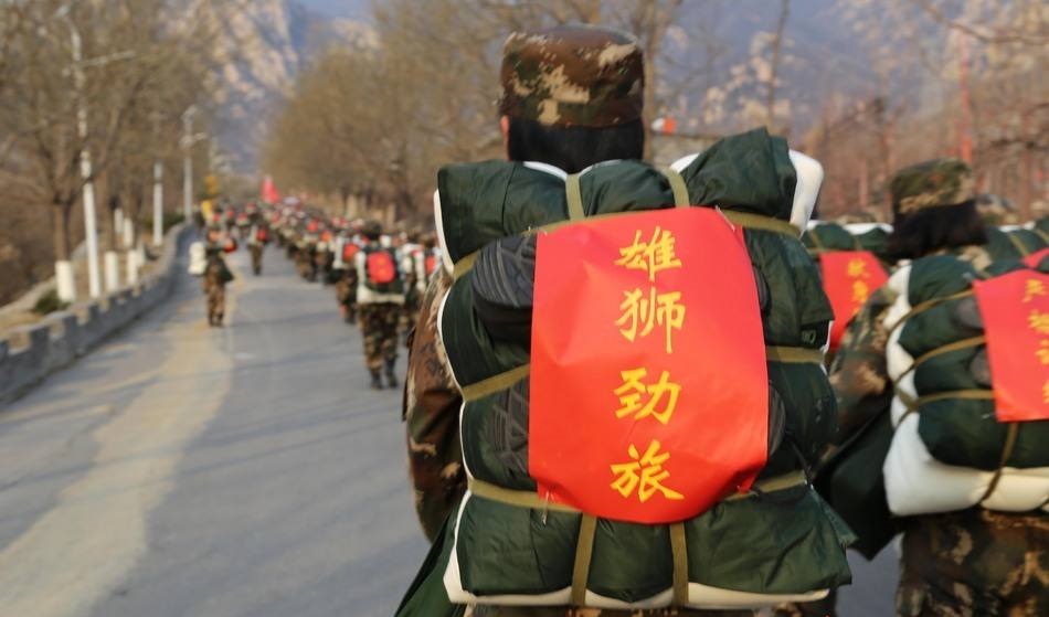 为何解放军拉练背后贴张“符”?一口气行军几十公里不费劲|行军|解放军|士气|标语|部队_新浪新闻