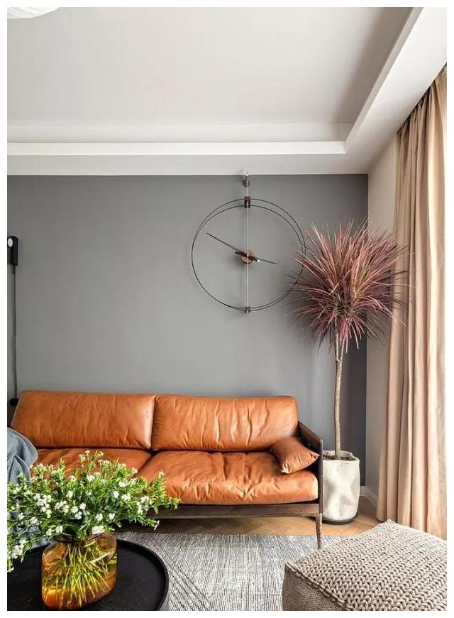 她家复式房，坚持把玄关抬高10公分，然后楼梯设餐柜，完工太实用