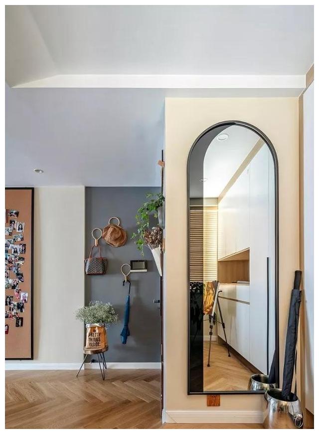 她家复式房，坚持把玄关抬高10公分，然后楼梯设餐柜，完工太实用