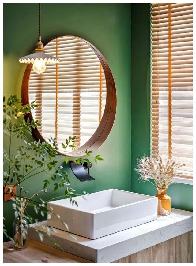 她家复式房，坚持把玄关抬高10公分，然后楼梯设餐柜，完工太实用