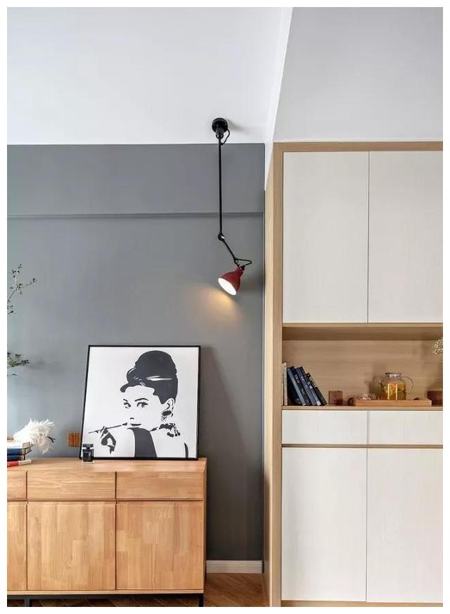 她家复式房，坚持把玄关抬高10公分，然后楼梯设餐柜，完工太实用