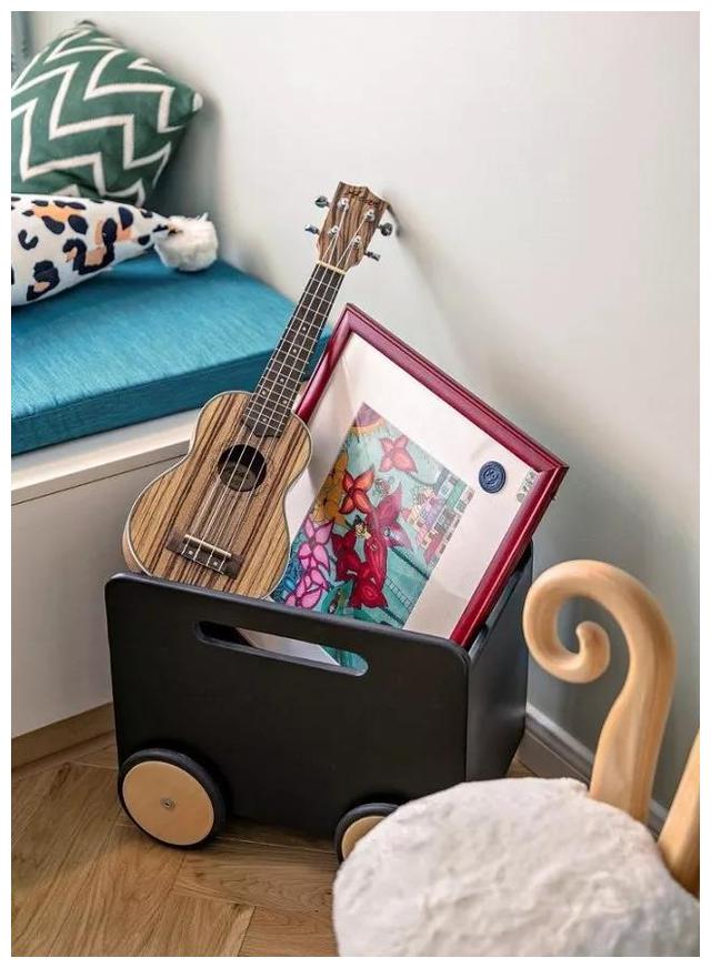 她家复式房，坚持把玄关抬高10公分，然后楼梯设餐柜，完工太实用