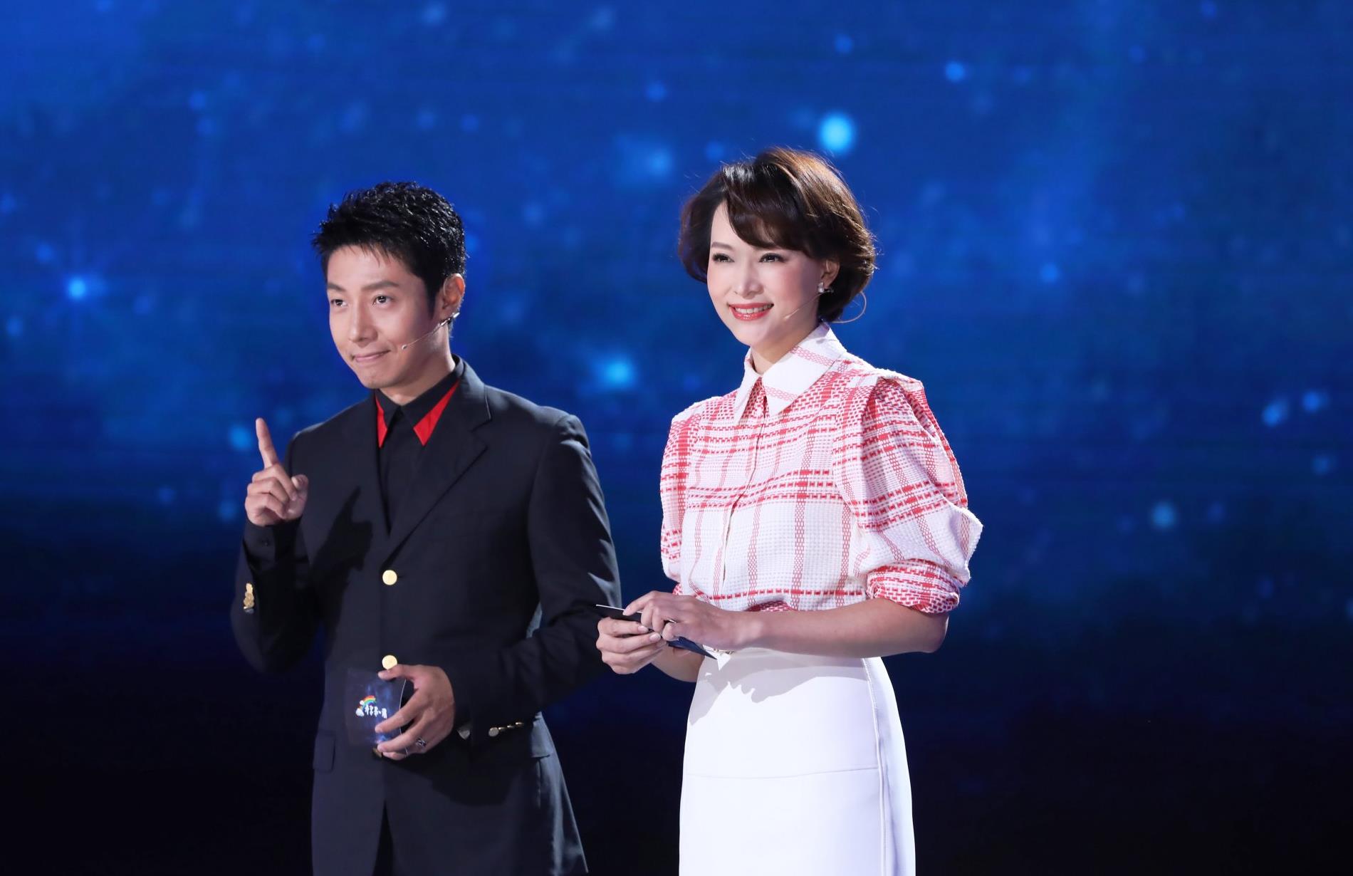 45岁董卿新节目造型,红白衬衣配半裙,优雅不失俏皮!