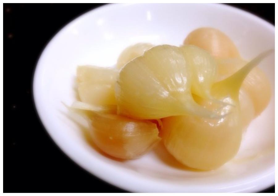 做糖蒜时用红糖还是白糖腌制许多人都做反了难怪糖蒜难吃