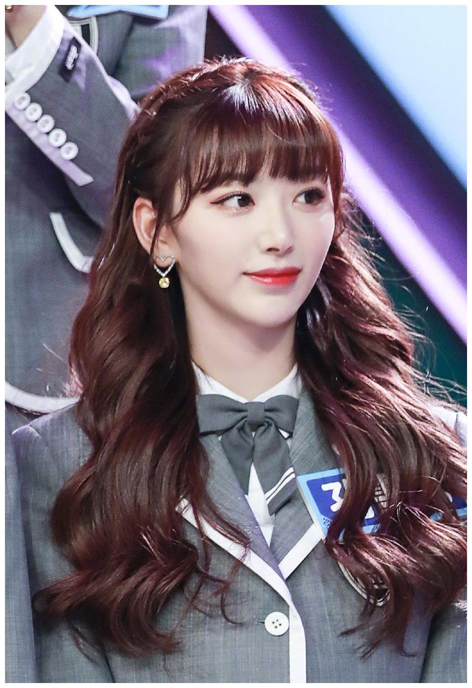 青你2热门学员首登"快本" 超a制服甜美背带装展双面魅力