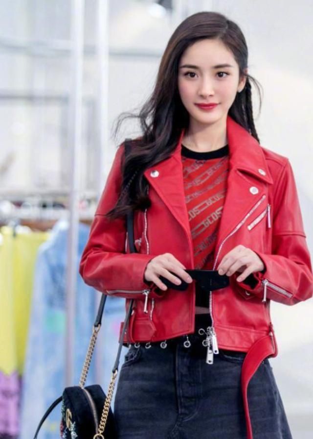 杨幂太拼了!离婚后身穿黑色派克服现身北京机场,袜子都没有穿?