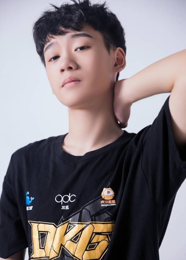 对于那些喜欢看虎牙刺激战场的游戏主播而言,相信对上面这位帅气的