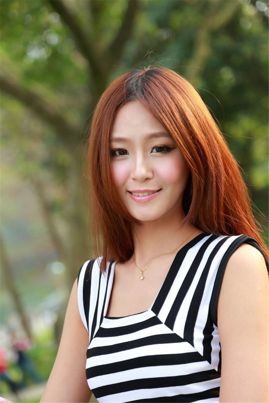 美图分享清纯美女小雪私人外拍高清性感写真1