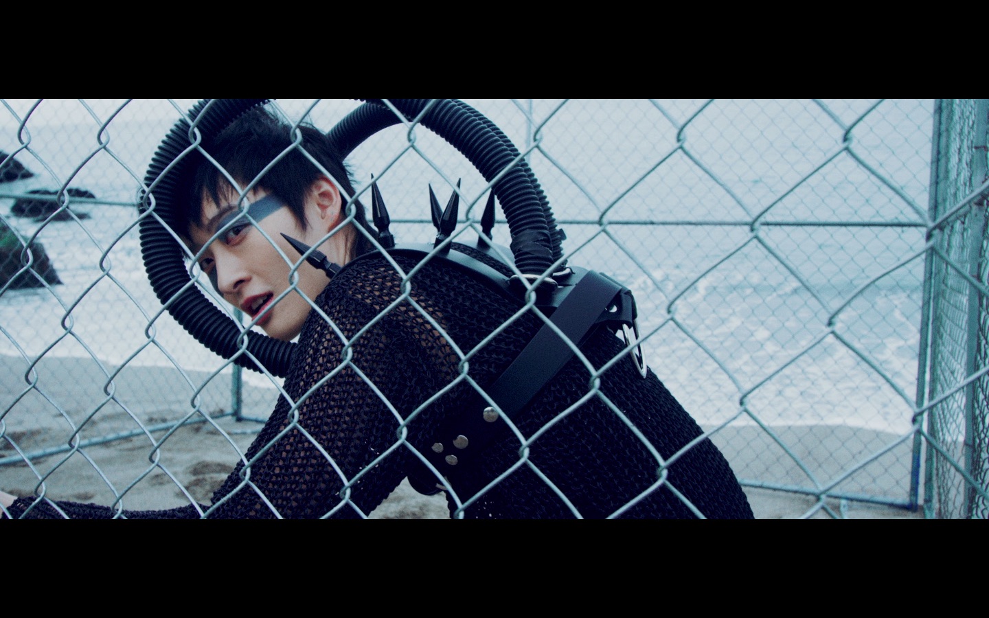 曾轶可新歌《雌雄同体》mv上线 另类演绎影像化太空物语