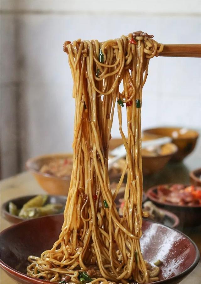 湘潭粮校附近的这家无名粉店,干扣面火了27年,去晚了还吃不到