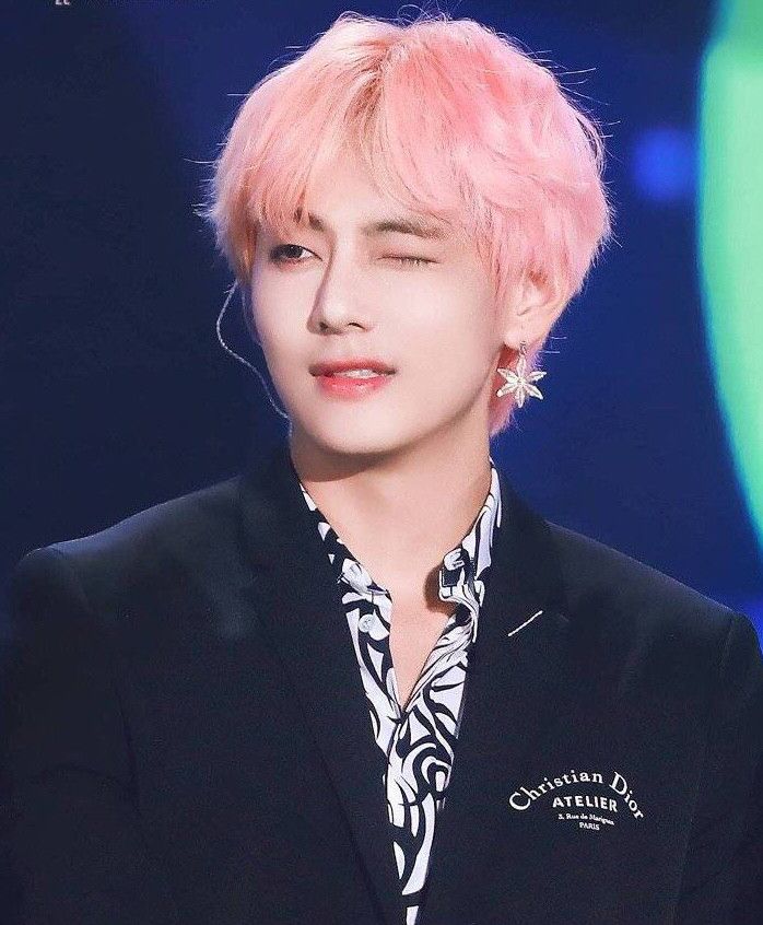 防弹少年团金泰亨:好看的人怎么笑都好看,是萌帅小老虎了!