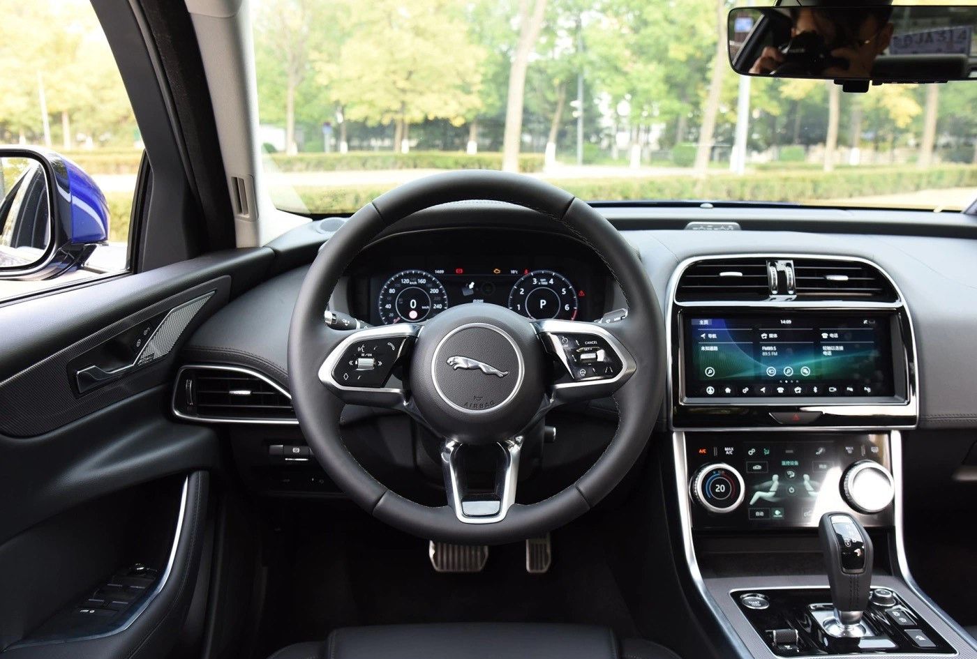 捷豹xel中型车2.0t中控内饰