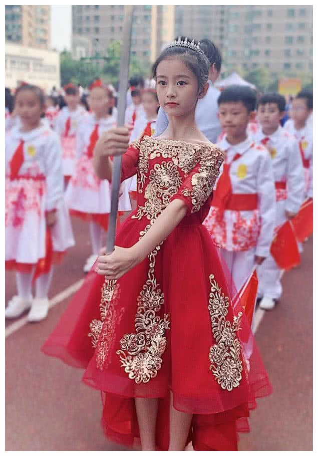 被称为"最美童模"的裴佳欣,如今悄然长大,画着浓妆的她