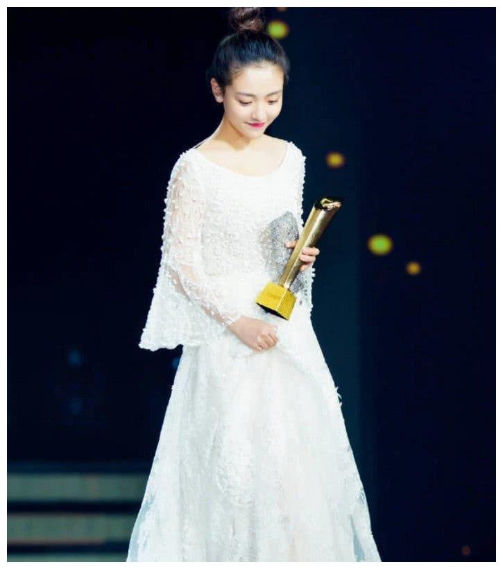 吴倩纯白礼服活动照,甜笑示人优雅大方,网友:甜度满分!