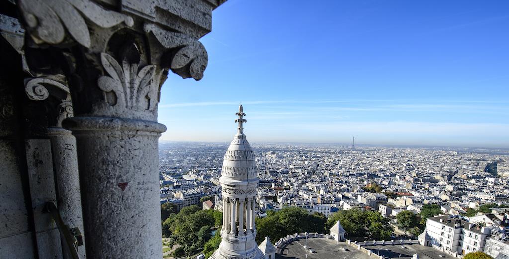 蒙马特高地现在也是巴黎著名的旅游地,这辆老爷车就是可以拉着游客