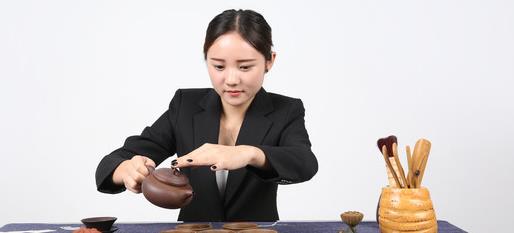给人倒茶时遇到对方敲三下桌子是什么意思别失了礼节还不知道
