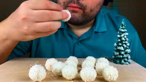 外国russian大叔吃椰丝糖,松软酥脆,嚼起来真棒呐