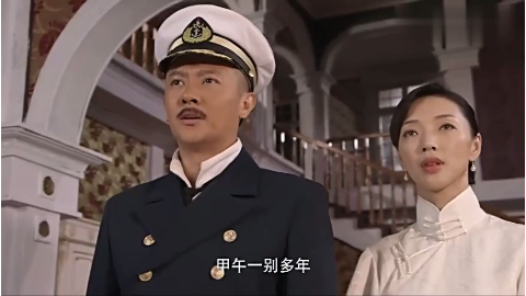 东方有大海:萨镇冰看着墙上挂着的合影,思绪万千,两人坐下交谈