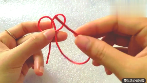 小巧圆球形的释迦球结用一根线就那么绕几下就做好了