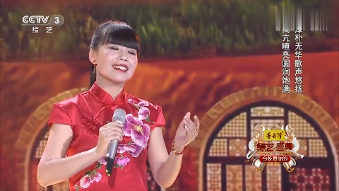 选手高娜带来经典歌曲《山丹丹开花红艳艳》嘹亮歌声响彻舞台