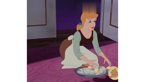 灰姑娘听到继母的谈话也开始幻想自己要当王子的新娘了