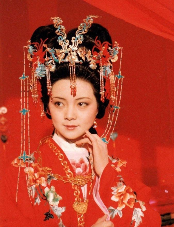 87版《红楼梦》中美人剧照,最喜欢林妹妹和宝钗的新娘妆,好美!