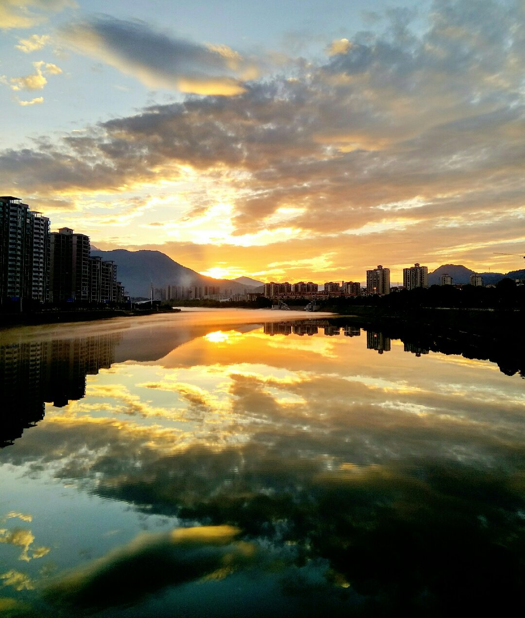 公众场合这些不合时宜的举动,你会赞成还是觉得羞耻?