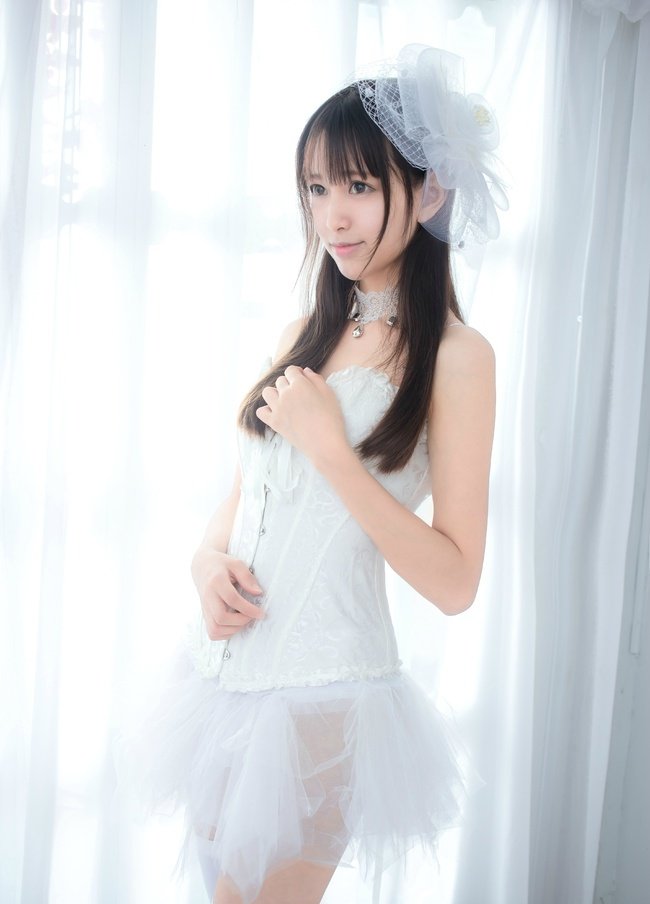 性感白色薄纱公主造型清纯美女,长筒丝袜秀好身材