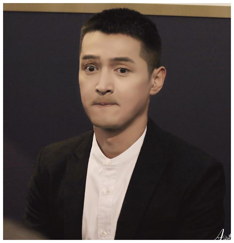 胡歌略微发福抿嘴卖萌帅气不减,褪去奶奶灰造型变清爽寸头