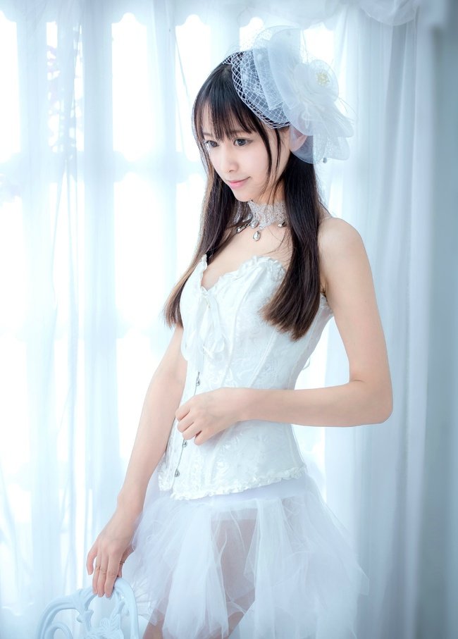 性感白色薄纱公主造型清纯美女,长筒丝袜秀好身材