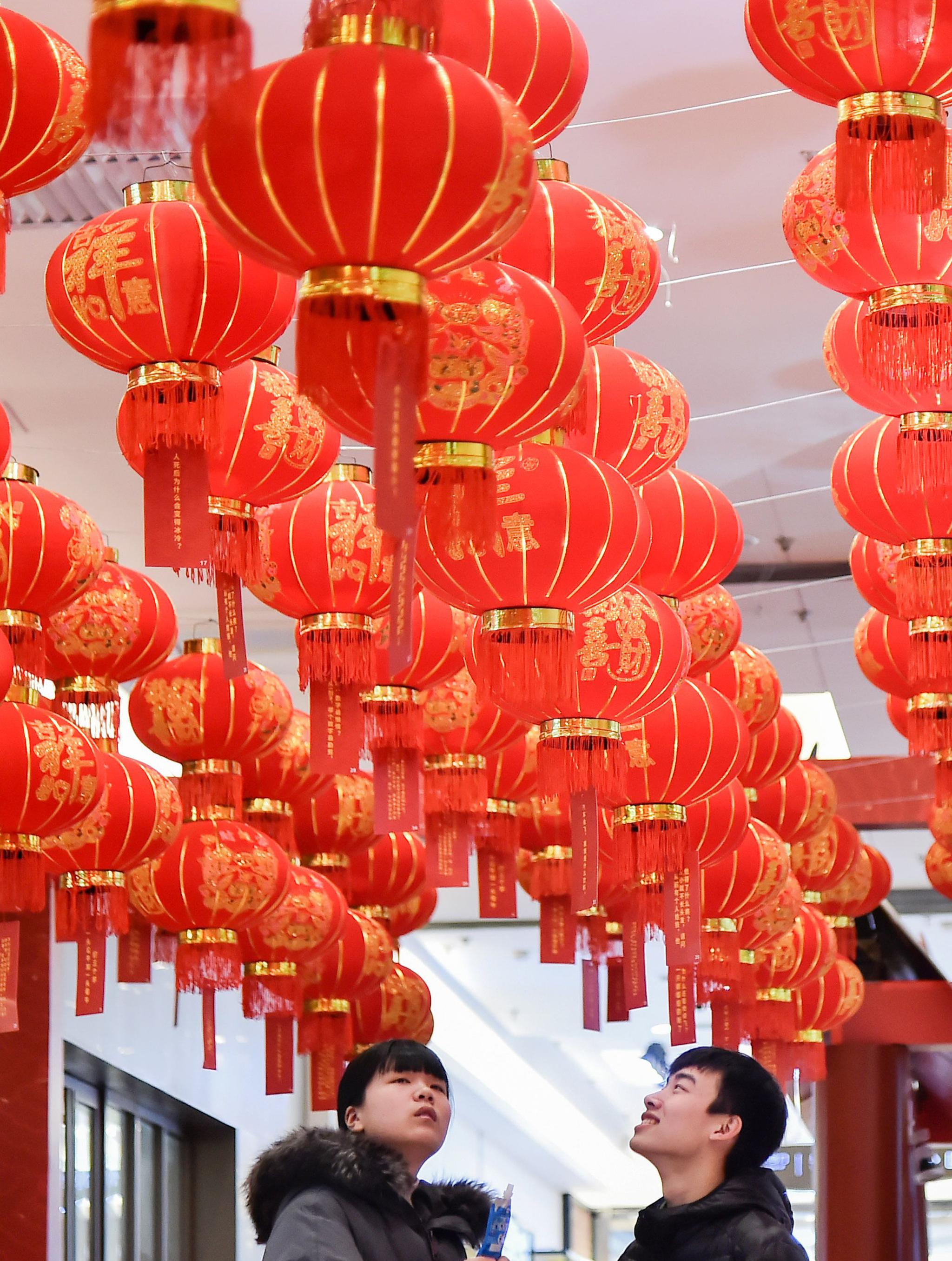 中国传统节日元宵节上的猜灯谜活动