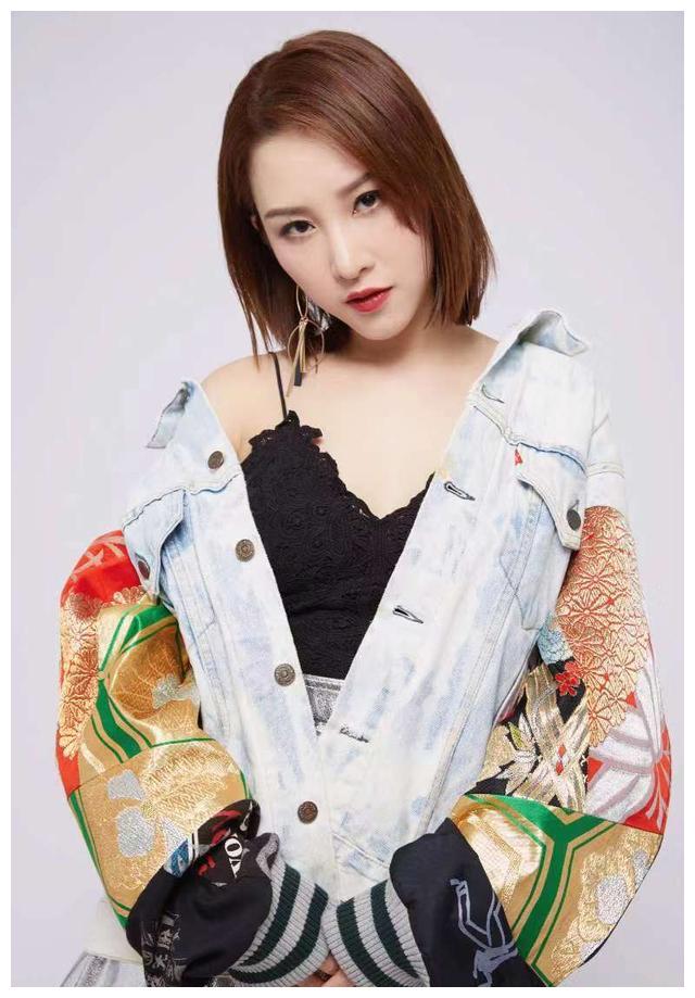 杨斯捷"惊鸿一声"尽显迷人声线