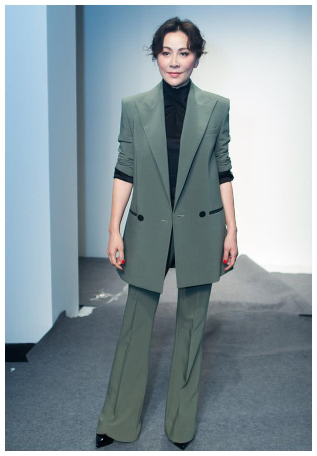 刘嘉玲时尚又有个性,穿西装还秀长腿,54岁身材傲人气势不减