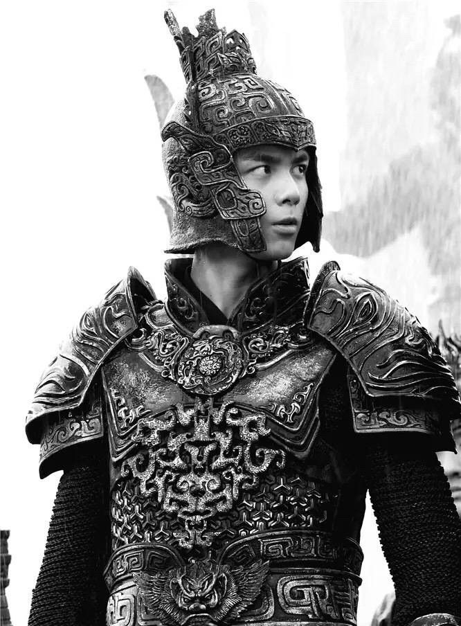 《影》最亮眼的是吴磊和关晓彤的对戏:杨平抚摸青萍脸颊时的眼神