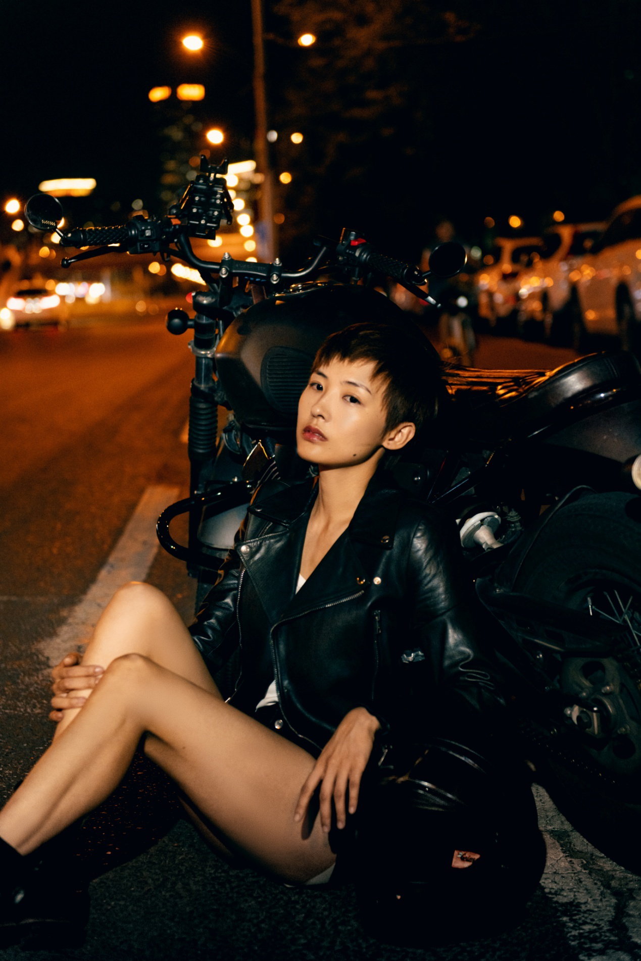 郑罗茜机车写真气场全开