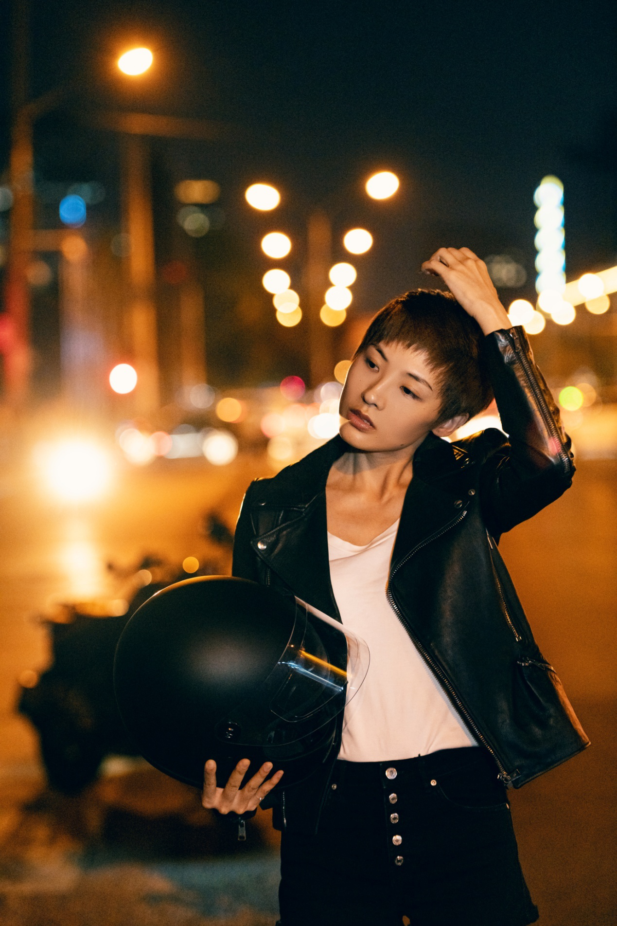 又帅又飒!郑罗茜机车写真气场全开