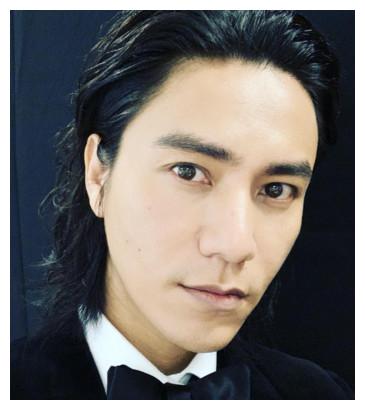 李荣浩上厕所烟蒂往马桶弹!下一秒"那边被烫伤"