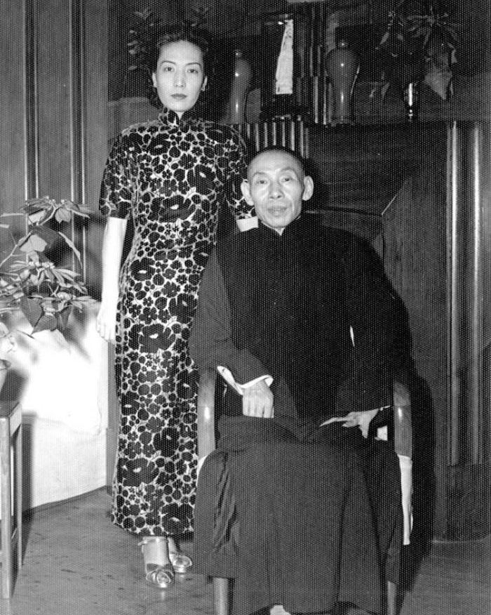 1949年新中国成立后,杜月笙携带孟小冬及其家人一起去了香港,租住在