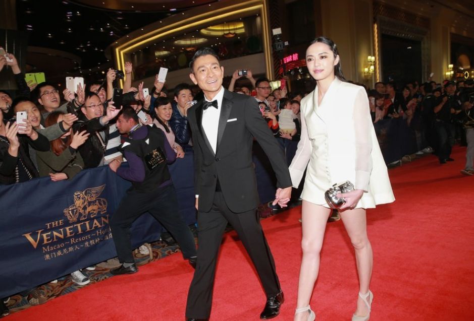 本来以为姚晨够抢眼了不料却被身边的刘德华抢尽风头了啊