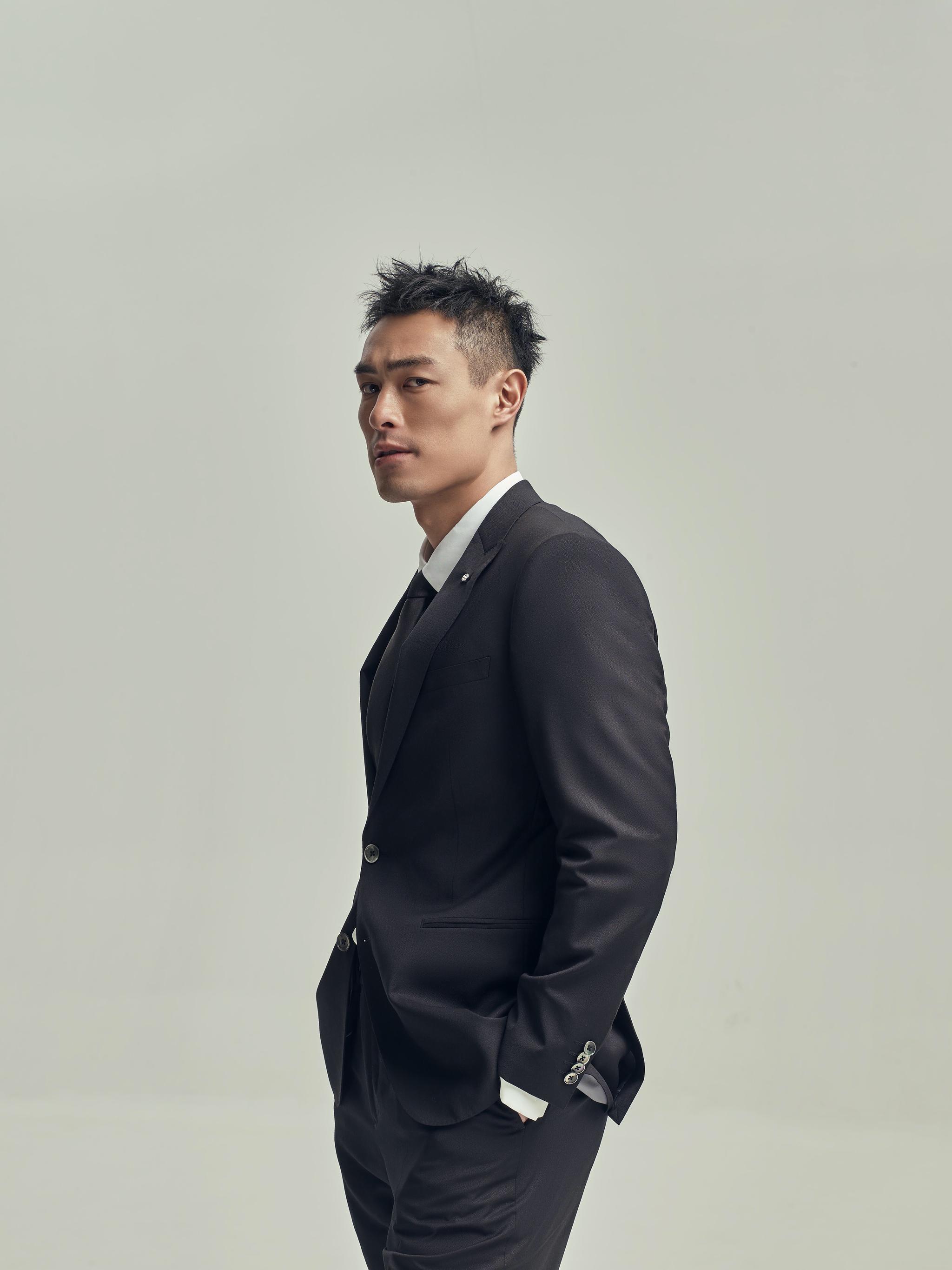 杨佑宁型格大片曝光石天冬眼神冷峻诠释禁欲系