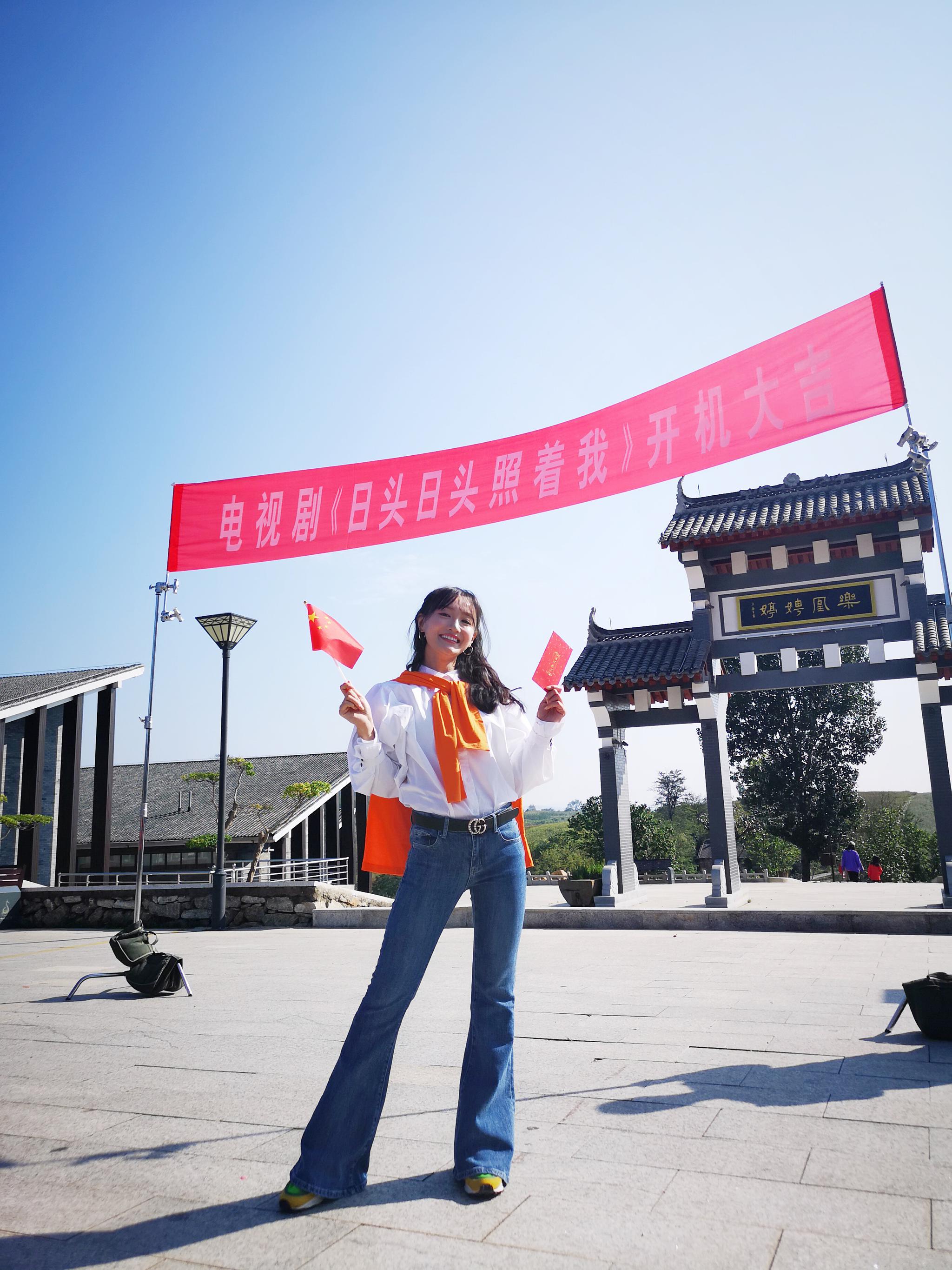 主创人员悉数到场,演员康琳浠身穿白色衬衫,牛仔阔腿裤清爽亮相,私