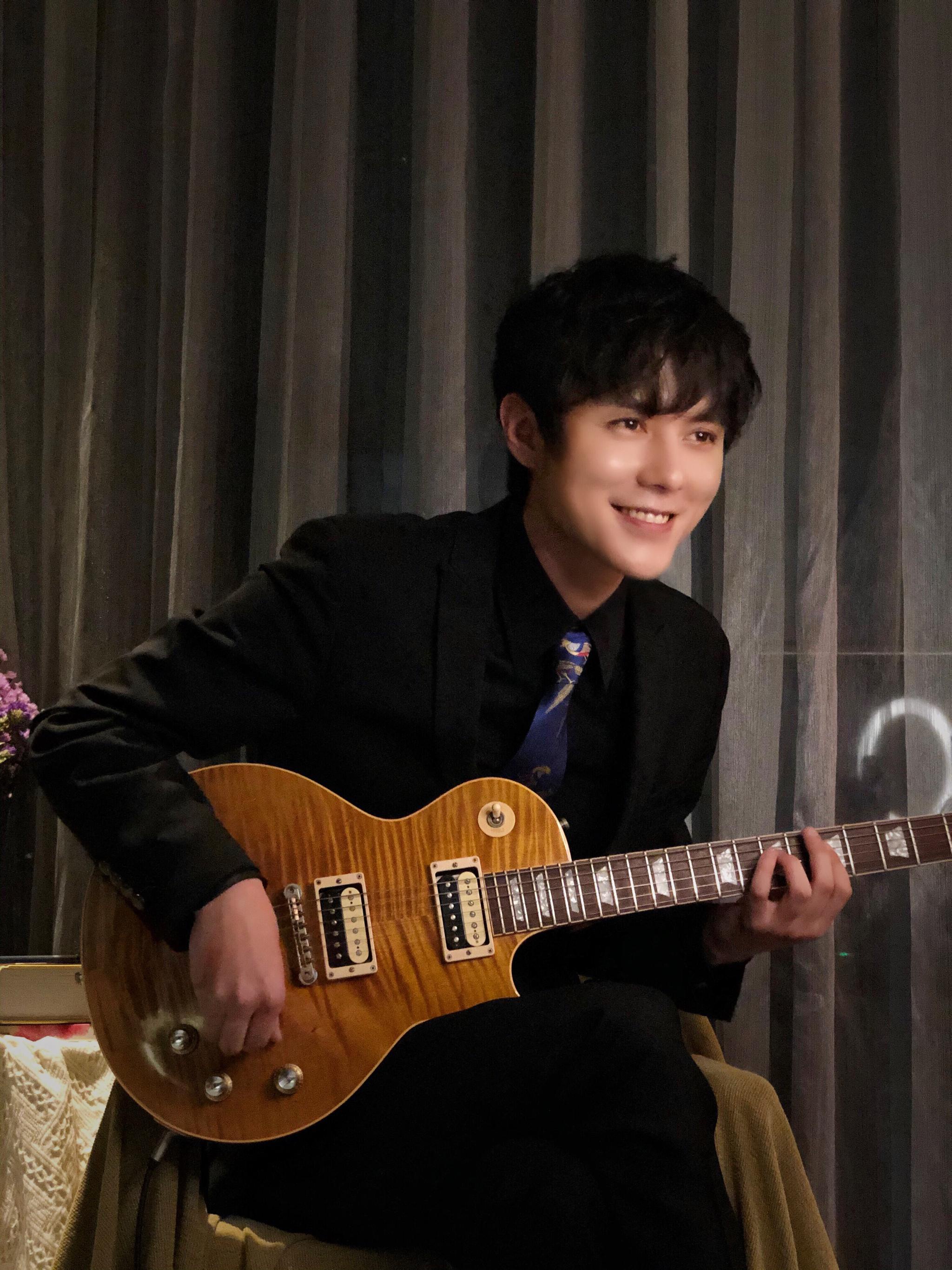 张超云庆生上演小型音乐会 直播分享"织毛衣"技能全程高能不断