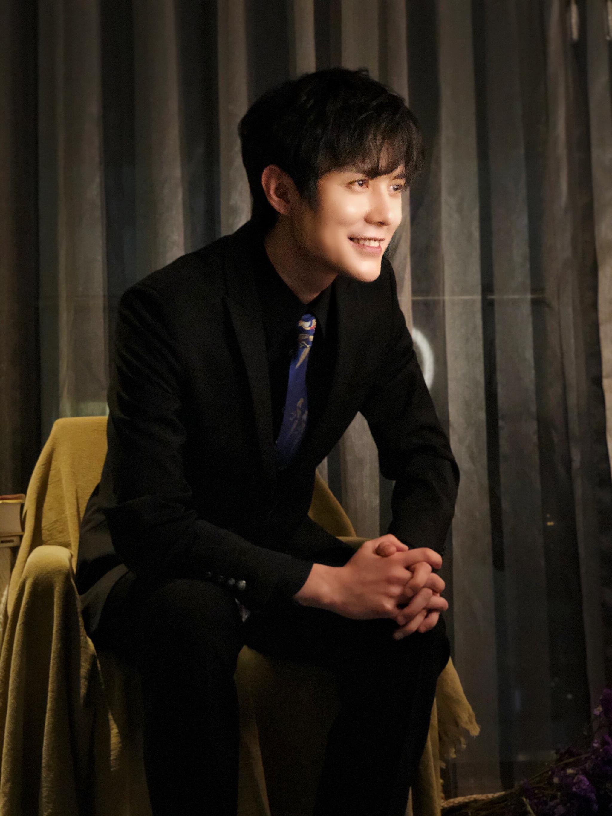 张超云庆生上演小型音乐会 直播分享"织毛衣"技能全程高能不断