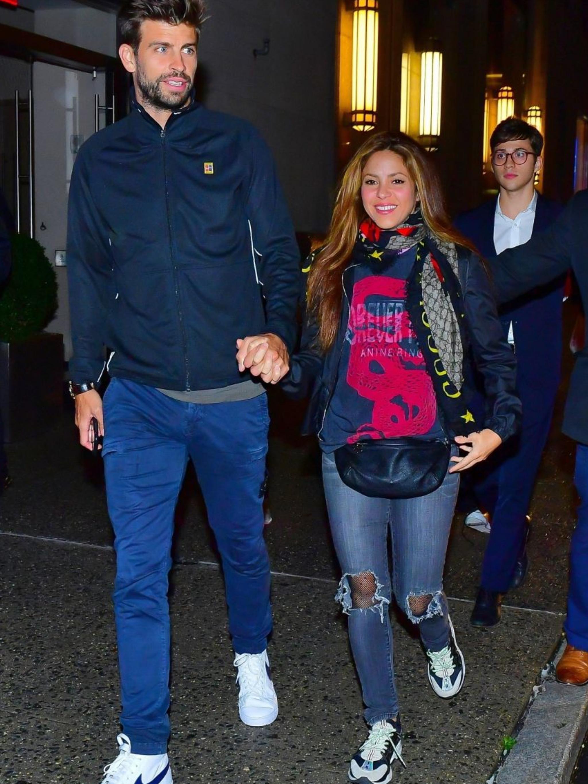 皮克和老婆夏奇拉纽约出街夫妻俩的穿着相当搭调默契极了