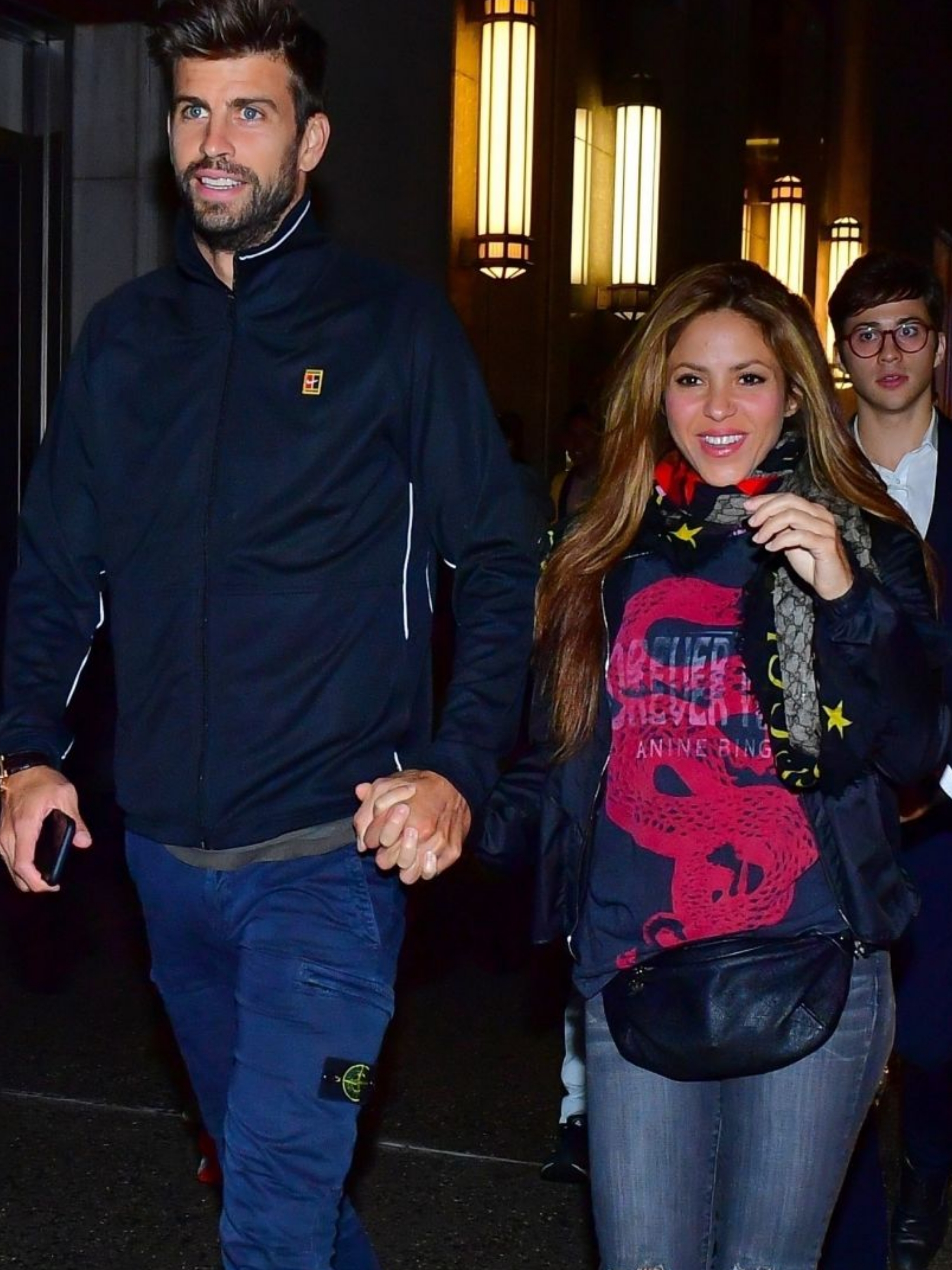 皮克和老婆夏奇拉纽约出街夫妻俩的穿着相当搭调默契极了