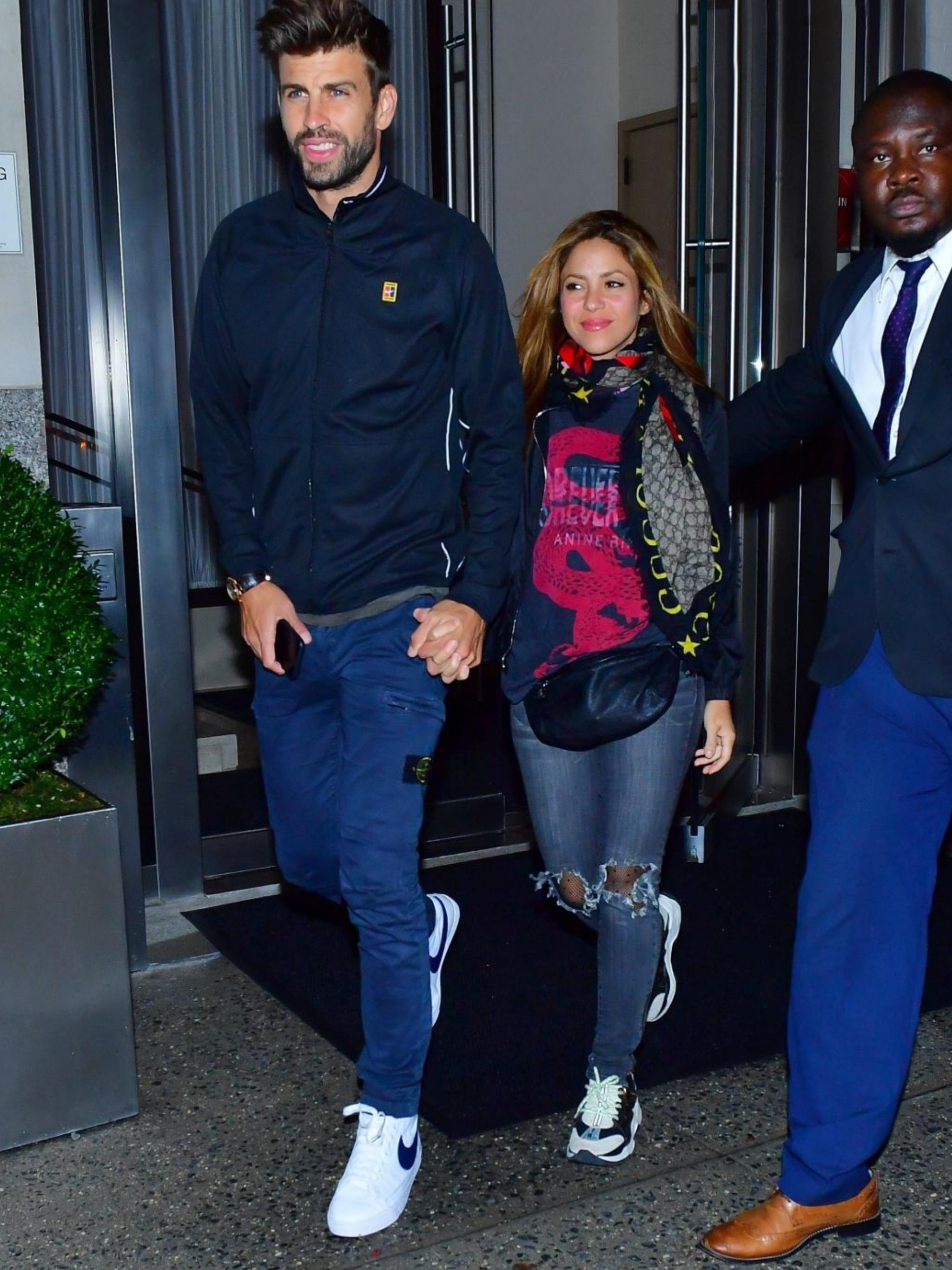 皮克和老婆夏奇拉纽约出街夫妻俩的穿着相当搭调默契极了