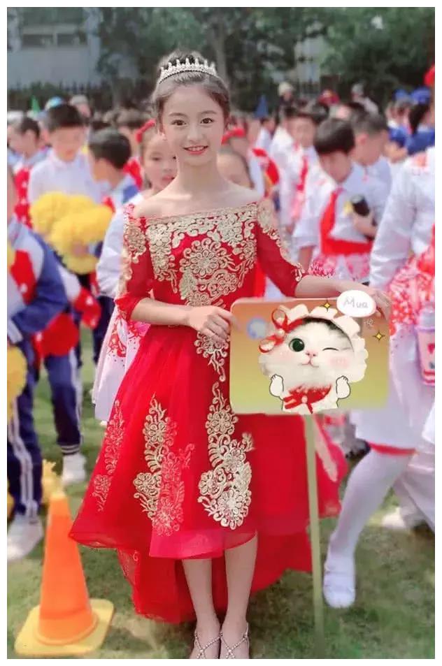 被称为"最美童模"的裴佳欣,如今悄然长大,画着浓妆