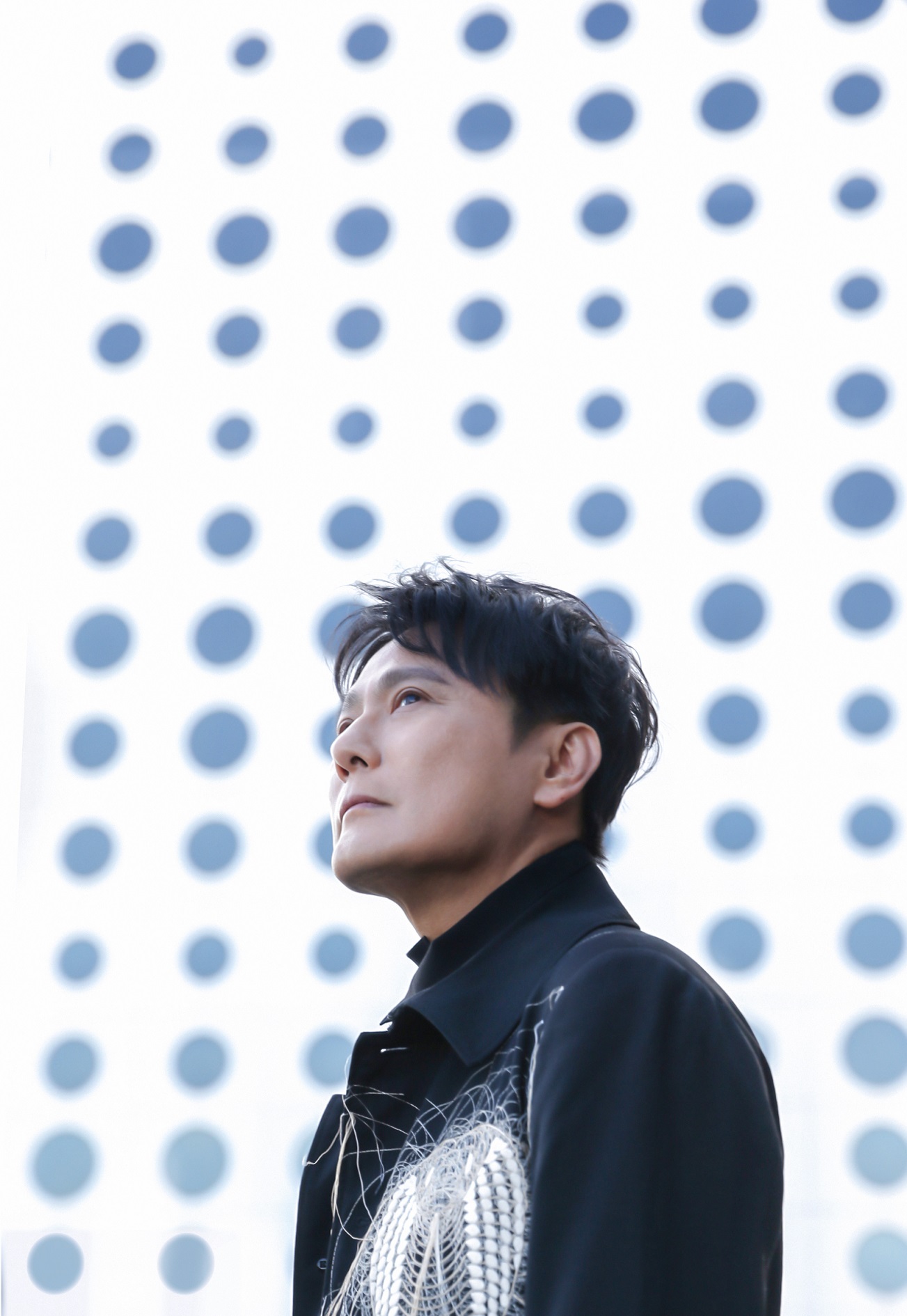</i>张信哲《慢慢走》新歌上线 首次以音乐创作营