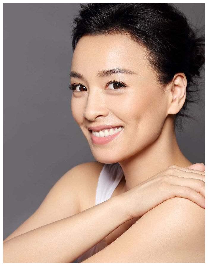 50岁张庭穿红裙十分减龄,飞奔扑向老公的活泼样像极了"肖仙仙"