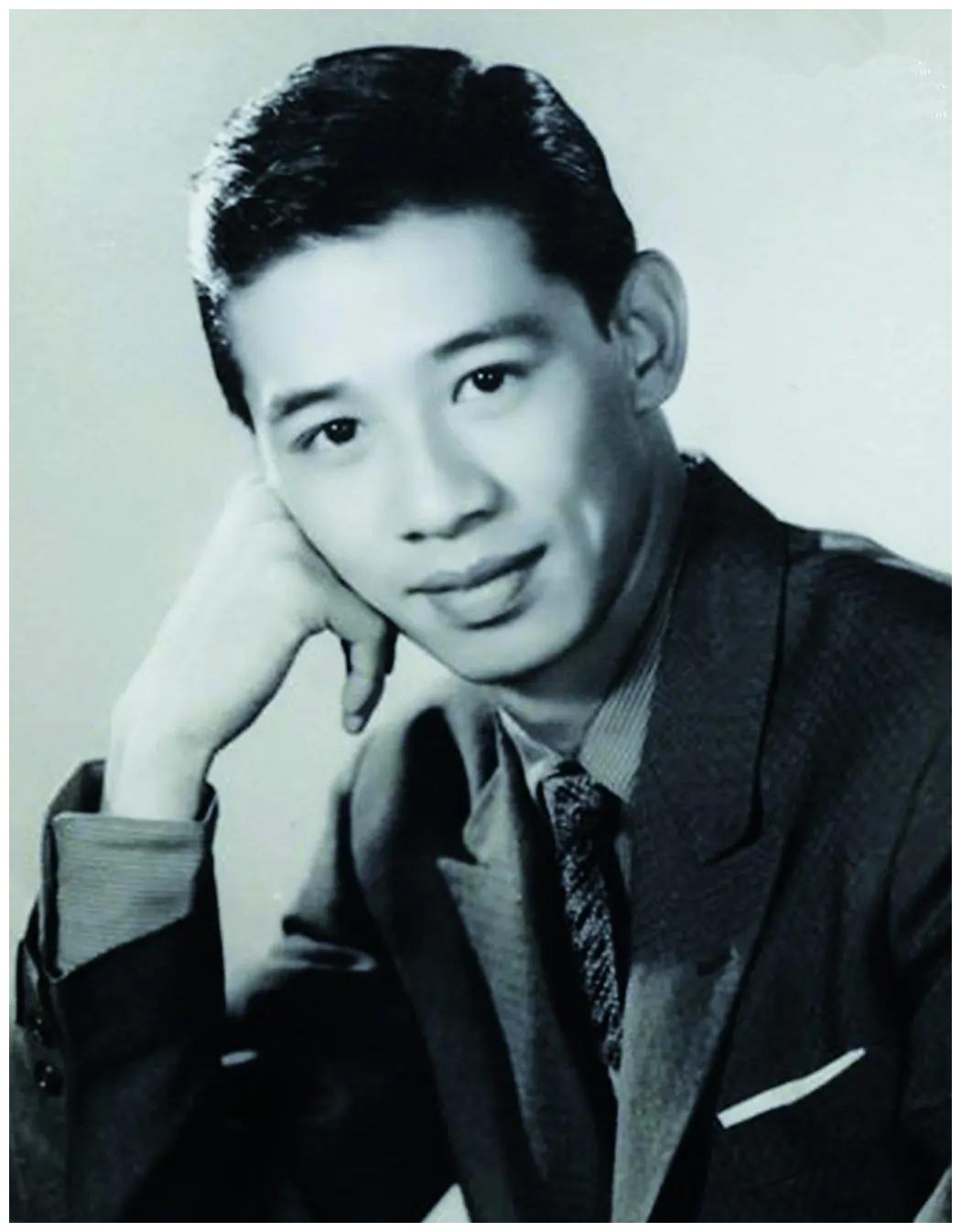 85岁罗兰为88岁胡枫庆生日,吃火锅胃口好,二老身形佝偻但精神佳